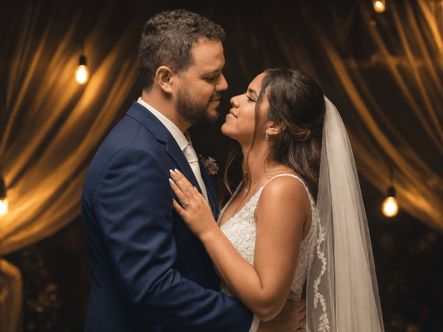 Douglas e Danielle vestidos como noivos